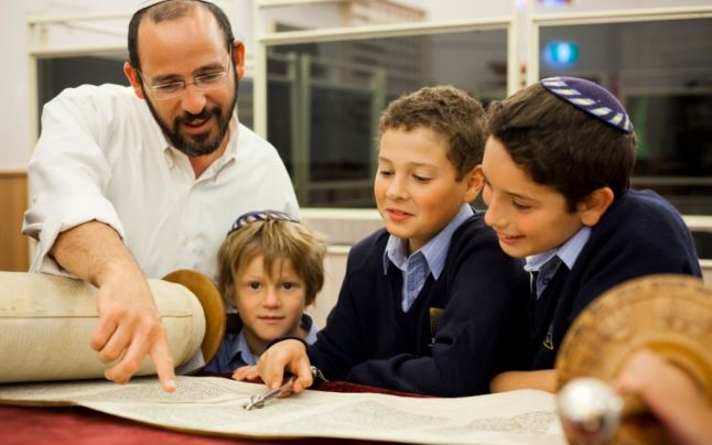 Ce educație primesc copiii evrei ca să ajungă cineva în viață