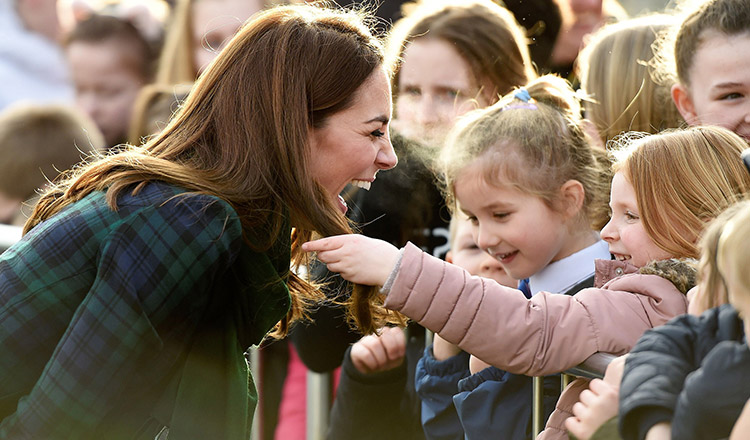 Ducesa de Cambridge a lăsat o fetiță să se joace cu părul său!