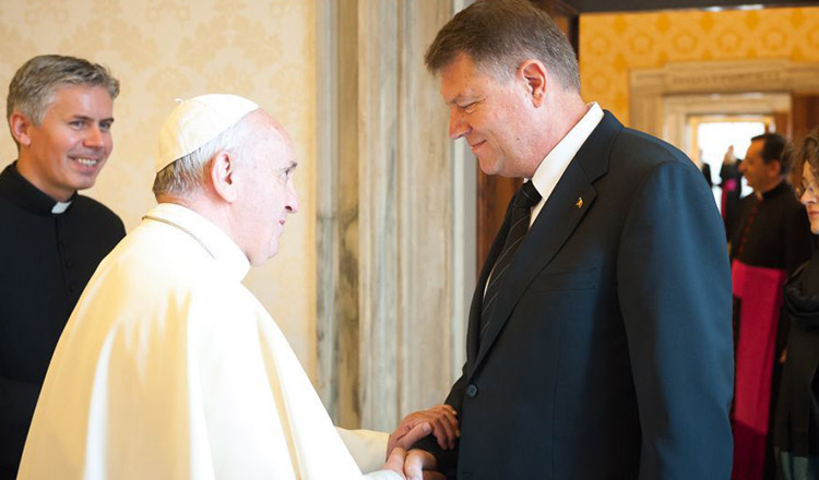 Preşedintele Klaus Iohannis îl va aştepta pe Papa Francisc la Aeroportul Otopeni, pe 31 mai. Programul vizitei Papei