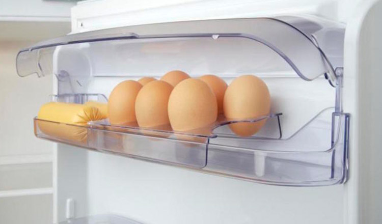 Niciodată nu țineți ouăle pe raftul special amenajat din frigider!