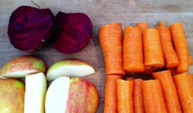 1 sfecla mică, 2 morcovi și 1 măr. La ce te ajută să le consumi cât mai des