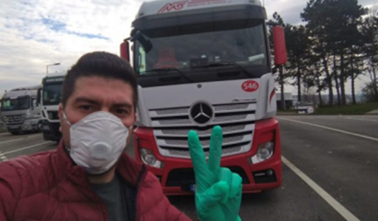 Cât curaj ! Un șofer român de camion transportă materiale medicale pe timp de pandemie în Europa