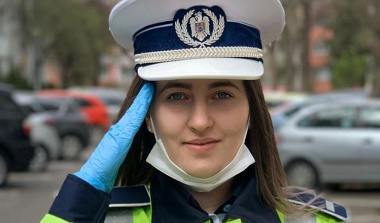 Polițista olteancă , exemplu pentru o țară întreagă, a luat poziția drepți când a văzut un medic ieșind din gardă