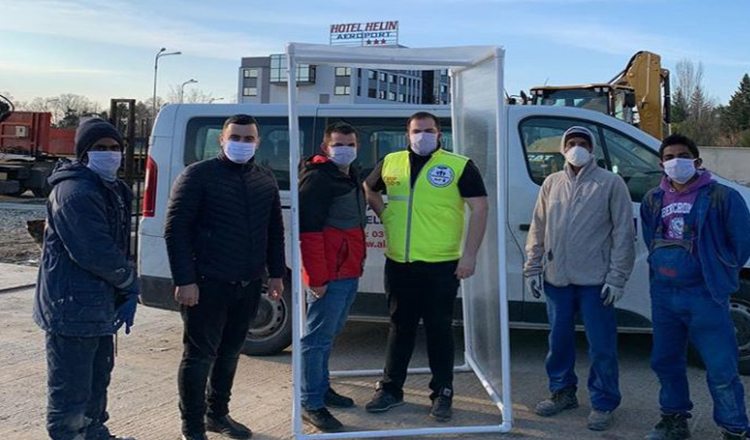 Studenții din Craiova fac porți de decontaminare pentru mai multe spitale din țară