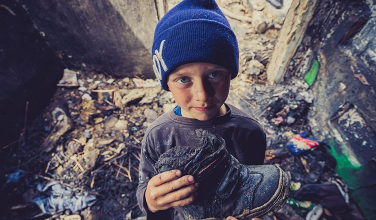 Tristețea băiețelului din Botoșani frânge inimi . El și mămica însărcinată au rămas pe drumuri după ce un incendiu le-a distrus casa